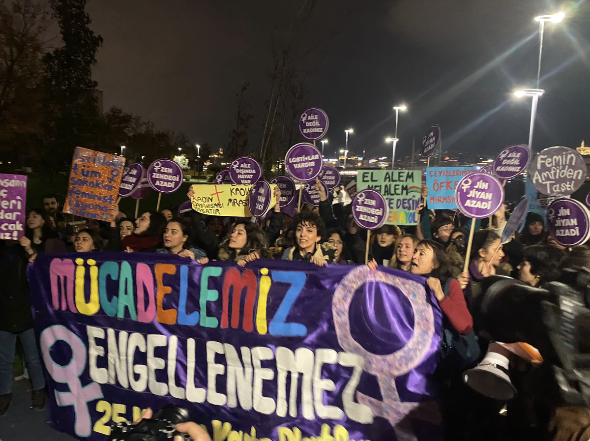 Kadınlar olarak katmerli bir  kışkırtmanın ortasındayız